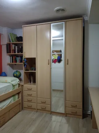 HABITACIÓN JUVENIL CON MADERA Y ESPEJOS