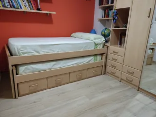 HABITACIÓN JUVENIL CON MADERA Y ESPEJOS