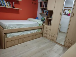 HABITACIÓN JUVENIL CON MADERA Y ESPEJOS