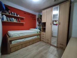 HABITACIÓN JUVENIL CON MADERA Y ESPEJOS