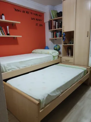 HABITACIÓN JUVENIL CON MADERA Y ESPEJOS