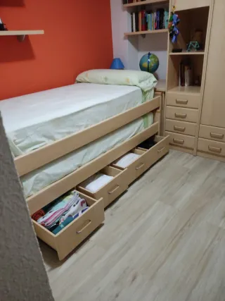 HABITACIÓN JUVENIL CON MADERA Y ESPEJOS