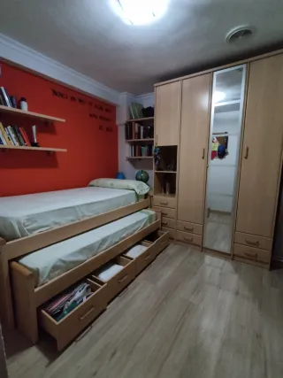 HABITACIÓN JUVENIL CON MADERA Y ESPEJOS