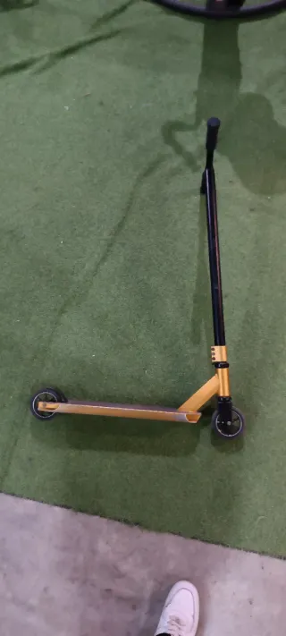 Patinete Scooter Dorado y Negro