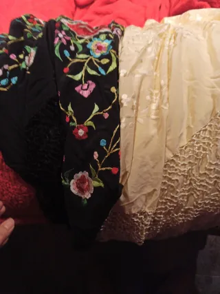 Mantones bordados negro y blanco