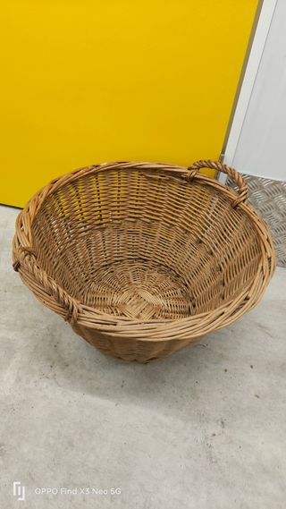 Cesta de mimbre antigua