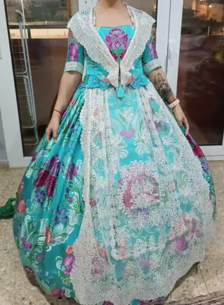 Traje de Fallera Turquesa y Rojo