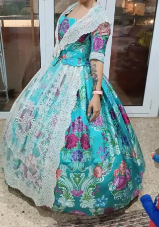 Traje de Fallera Turquesa y Rojo