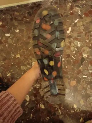 Botas de agua negras con lunares multicolor