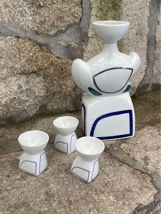 Botella antropomorfa y vasos