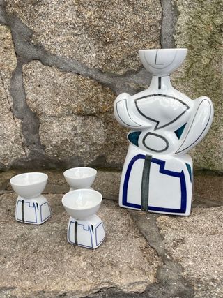 Botella antropomorfa y vasos