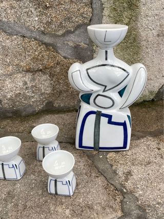 Botella antropomorfa y vasos