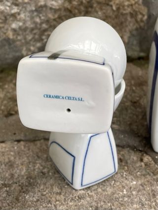 Botella antropomorfa y vasos