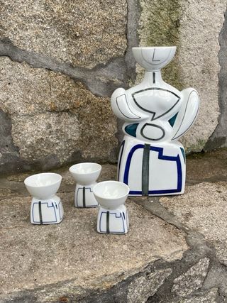 Botella antropomorfa y vasos