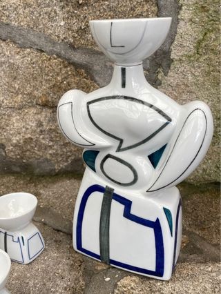 Botella antropomorfa y vasos