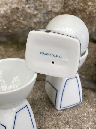 Botella antropomorfa y vasos