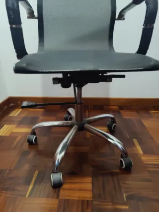 Silla de oficina ergonómica negra