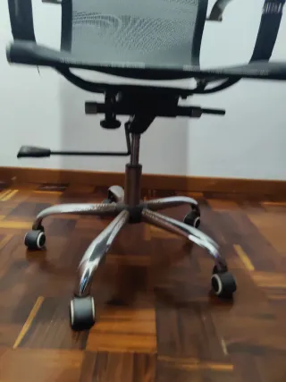 Silla de oficina ergonómica negra
