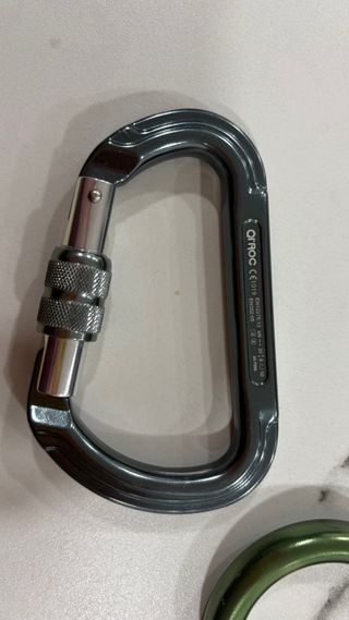 Mosquetones y descensor 8