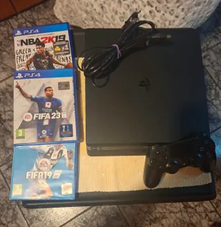 PS4 (PlayStation 4) con 3 juegos