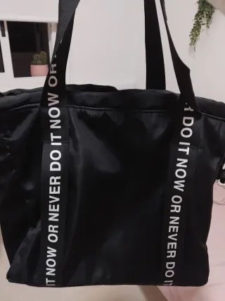 Bolso negro con frase Do It Now