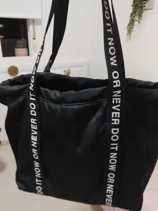 Bolso negro con frase Do It Now