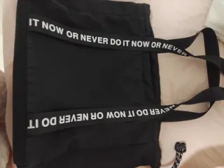 Bolso negro con frase Do It Now