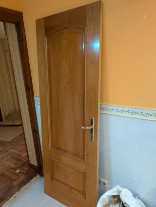 Puerta madera con accesorios