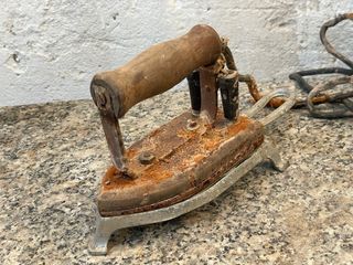 Plancha antigua de hierro con soporte