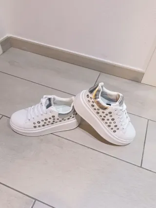 Zapatillas plataforma blancas y plateadas
