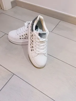 Zapatillas plataforma blancas y plateadas