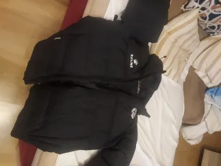 Plumas Negro ADA Kelme. Da bastante talla