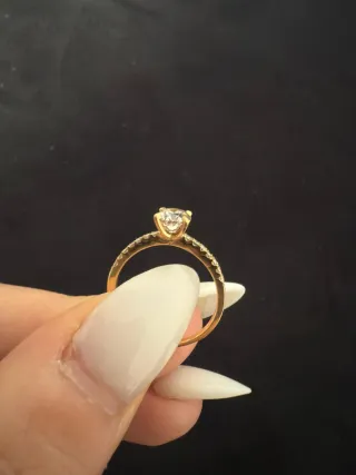 Anillo de oro con diamantes
