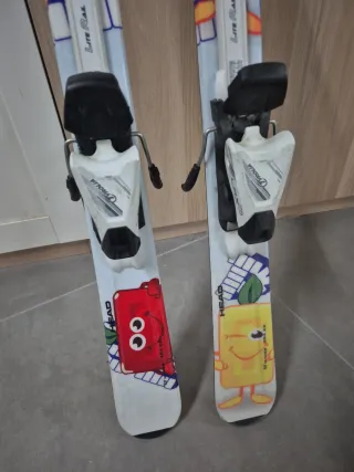 Esquís Head de 137 cm con bastones