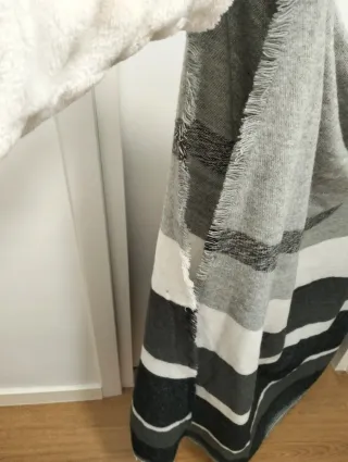 Maxi sciarpa a righe grigio e bianco