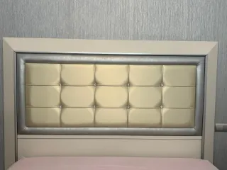 Cabecero Beige y Plateado