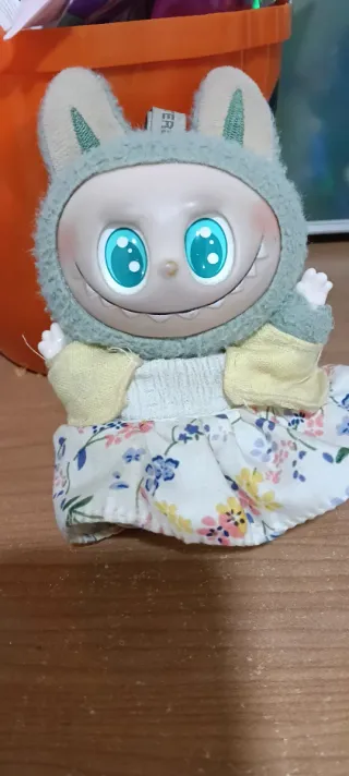 Labubu peluche vestido floral