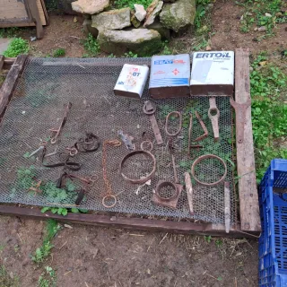 Lote antigüedades: latas aceite y herramientas