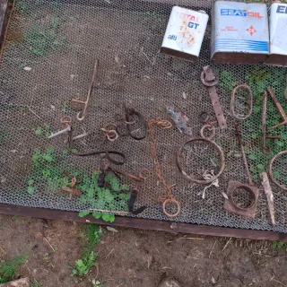 Lote antigüedades: latas aceite y herramientas