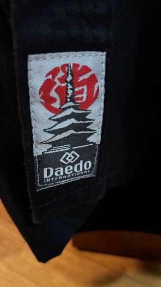 Kimono Budo Negro con faixa amarilla