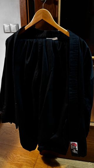 Kimono Budo Negro con faixa amarilla