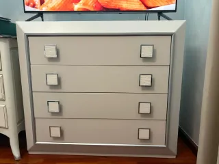 Cómoda beige y plata con tiradores