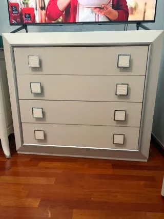 Cómoda beige y plata con tiradores