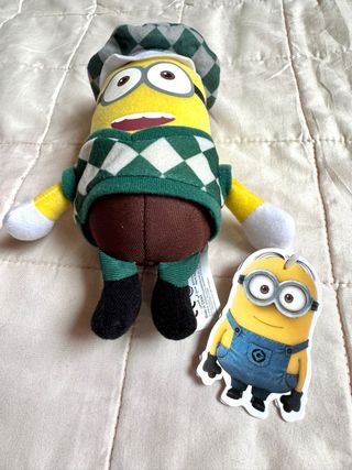 Pupazzo Minion con cappello e maglione