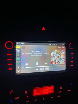 Radio bluetooth con pantalla tactil.