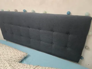 Cabecero de tela azul y gris colgable