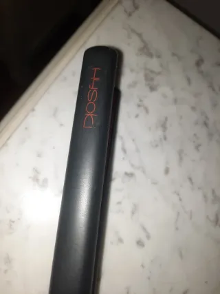 Planchas de pelo pequeñas negras y rojas