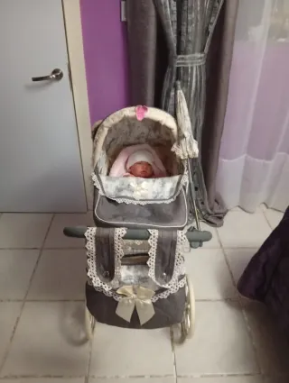 Carrito de muñecas gris con capota