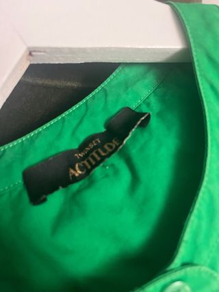 Camicia verde con strass sulle spalle