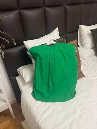 Camicia verde con strass sulle spalle